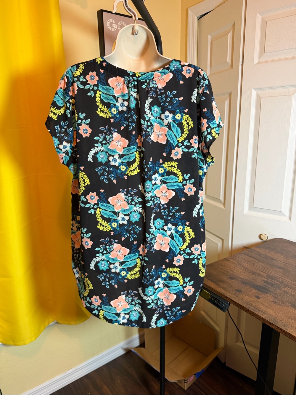 New York & Company Women’s Large Black Floral V-Neck Blouse Short Sleeve - Picture 3 of 11